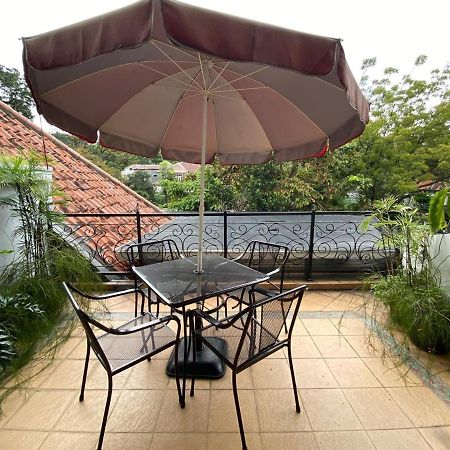 La Nostalgie Boutique Guest House Bandung Esterno foto