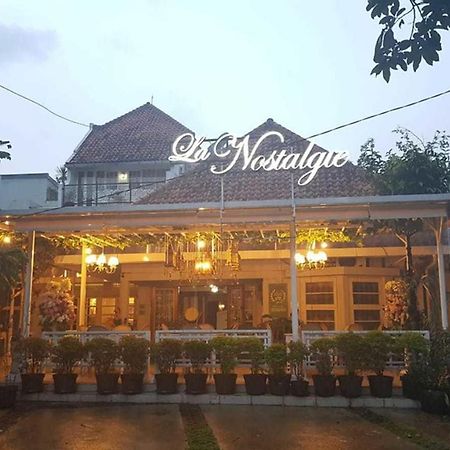 La Nostalgie Boutique Guest House Bandung Esterno foto