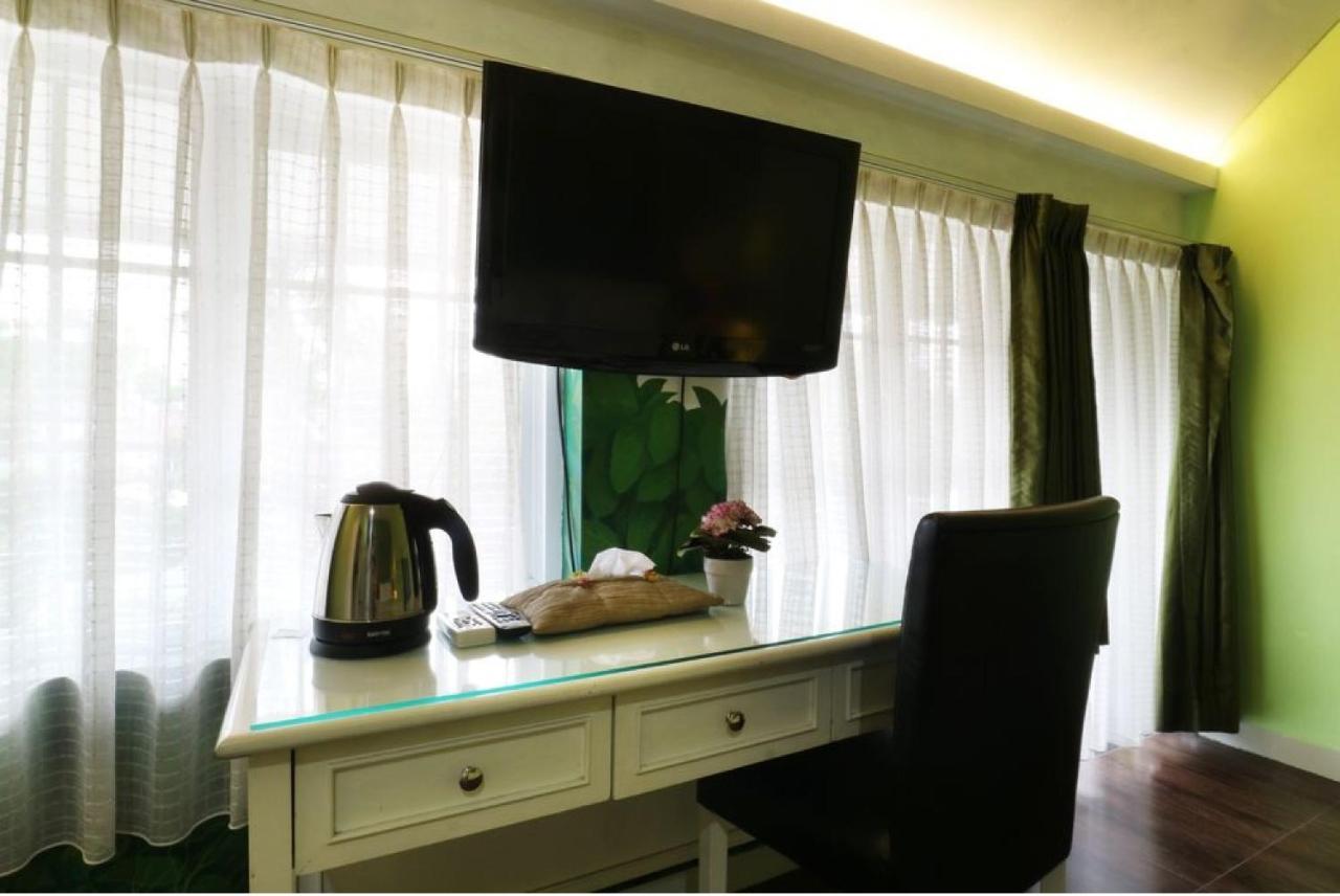 La Nostalgie Boutique Guest House Bandung Esterno foto