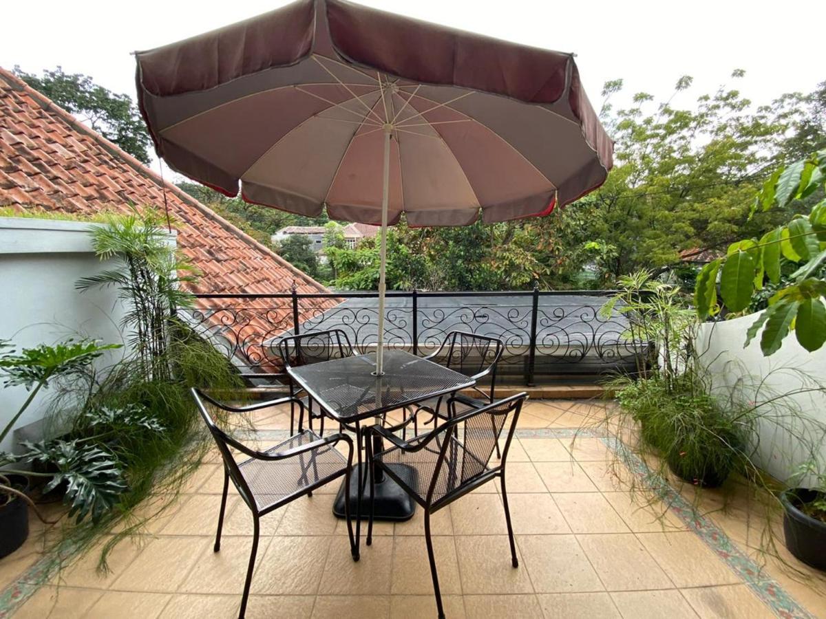 La Nostalgie Boutique Guest House Bandung Esterno foto