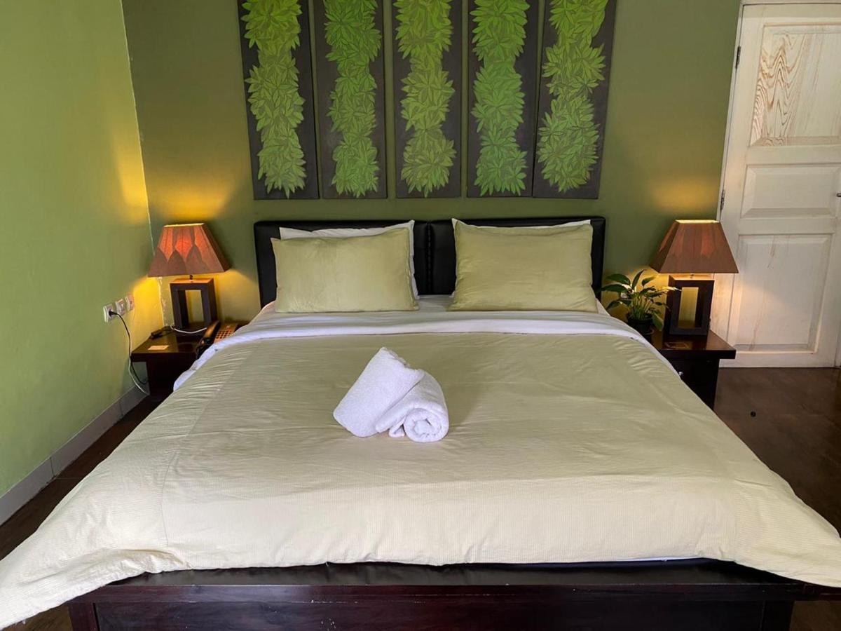 La Nostalgie Boutique Guest House Bandung Esterno foto