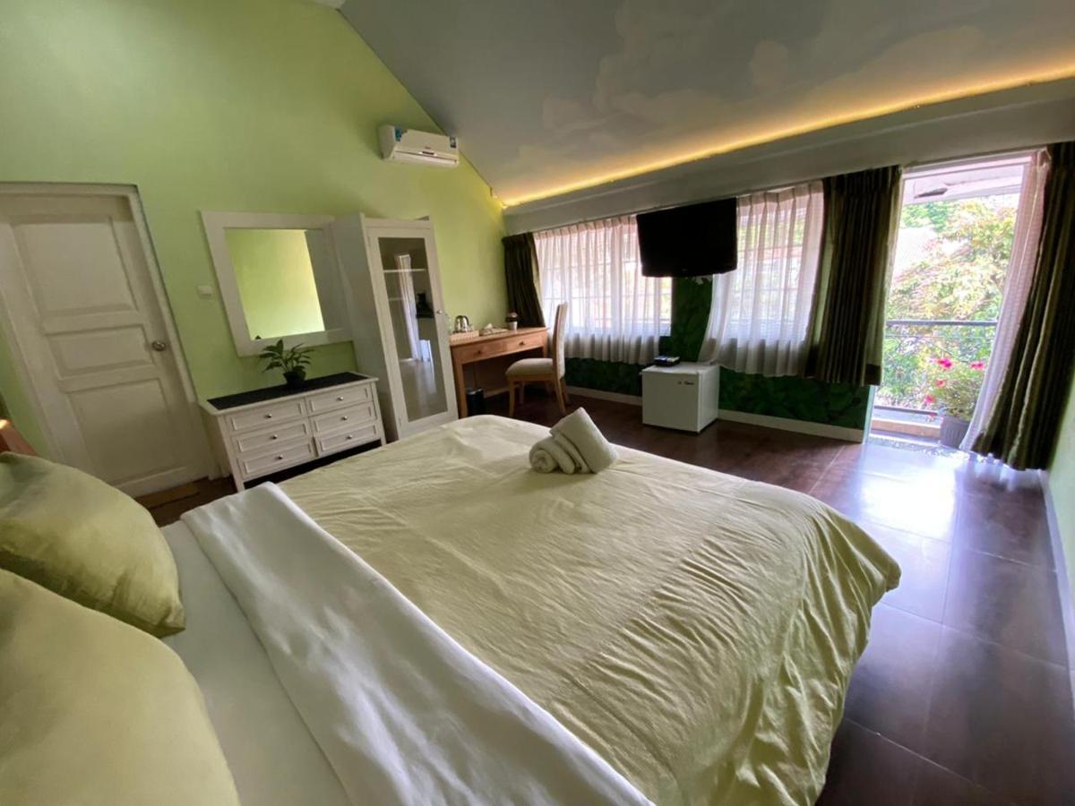 La Nostalgie Boutique Guest House Bandung Esterno foto