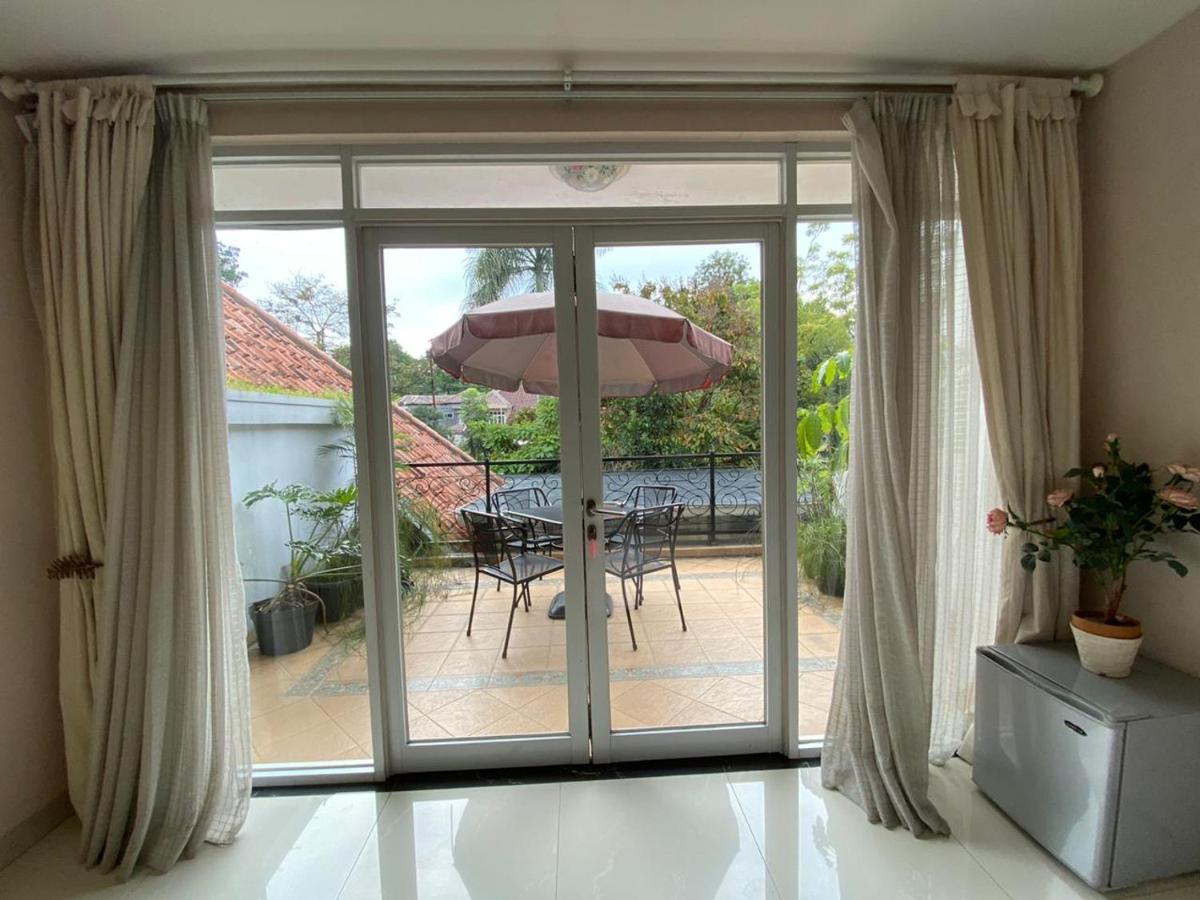 La Nostalgie Boutique Guest House Bandung Esterno foto