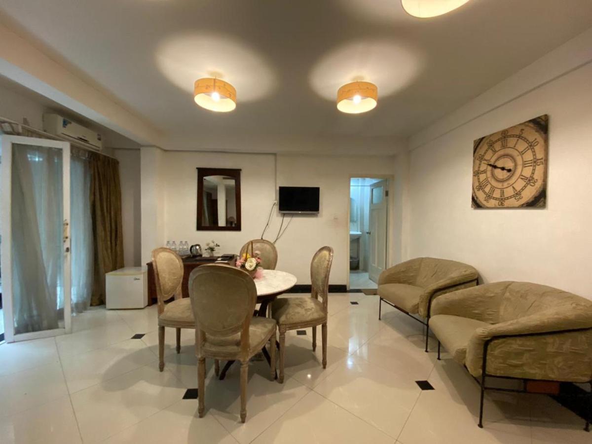 La Nostalgie Boutique Guest House Bandung Esterno foto