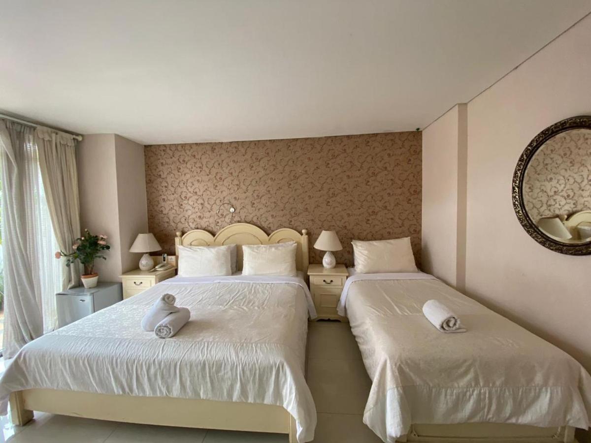 La Nostalgie Boutique Guest House Bandung Esterno foto