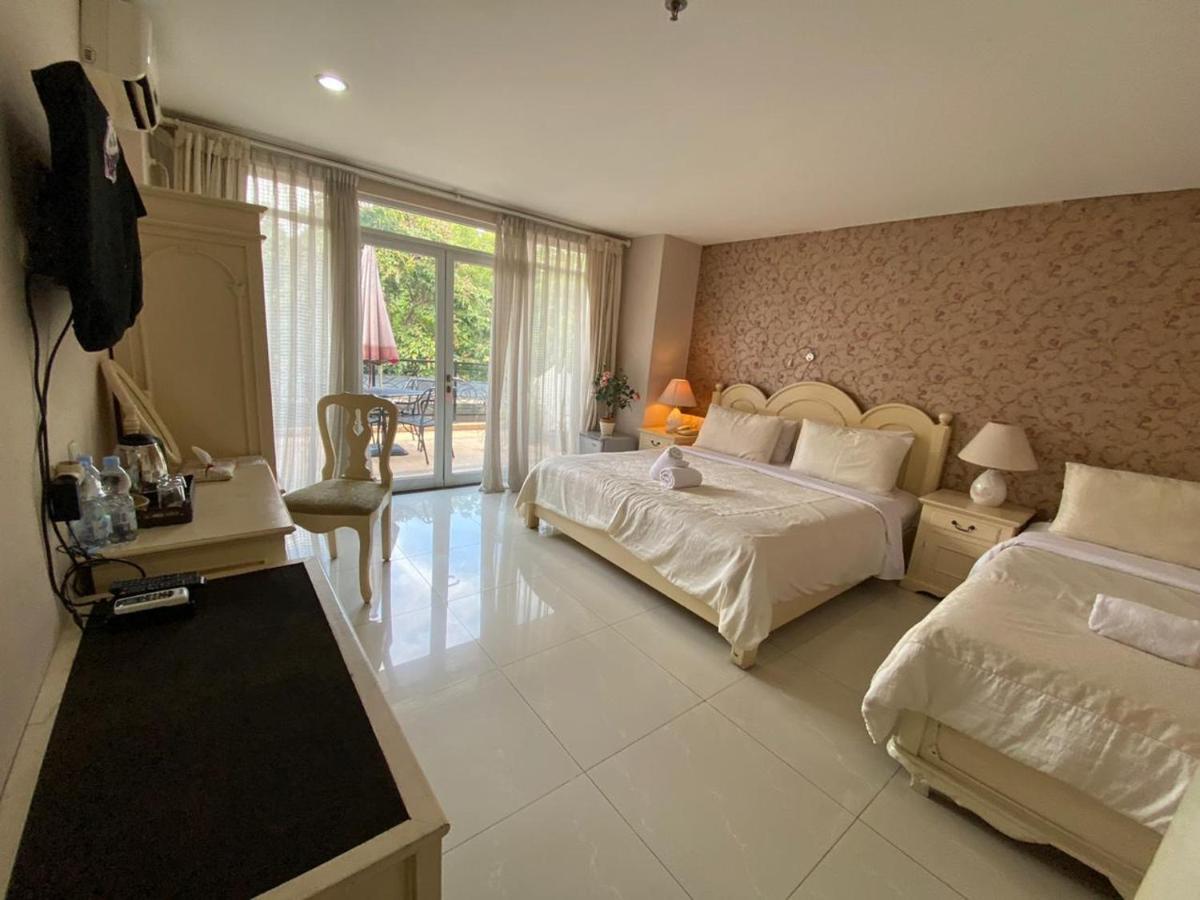 La Nostalgie Boutique Guest House Bandung Esterno foto