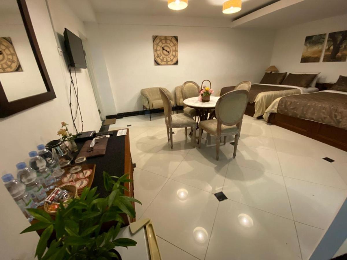 La Nostalgie Boutique Guest House Bandung Esterno foto