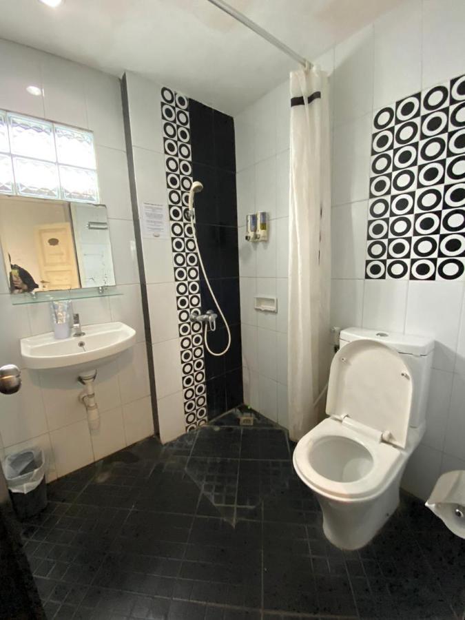 La Nostalgie Boutique Guest House Bandung Esterno foto