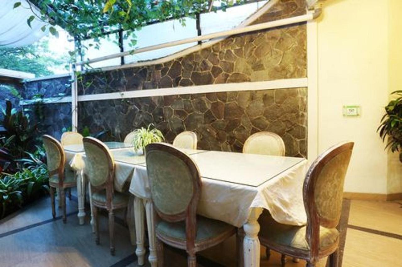 La Nostalgie Boutique Guest House Bandung Esterno foto