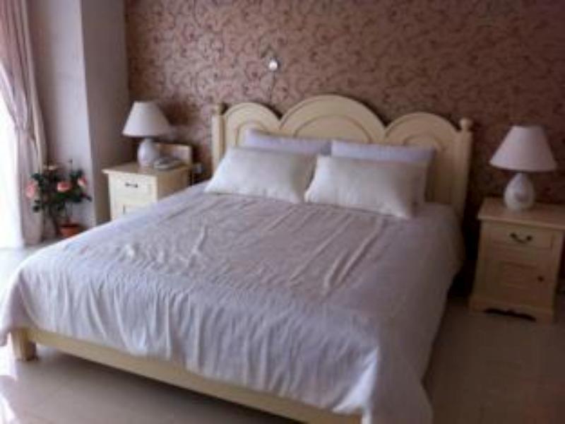 La Nostalgie Boutique Guest House Bandung Esterno foto