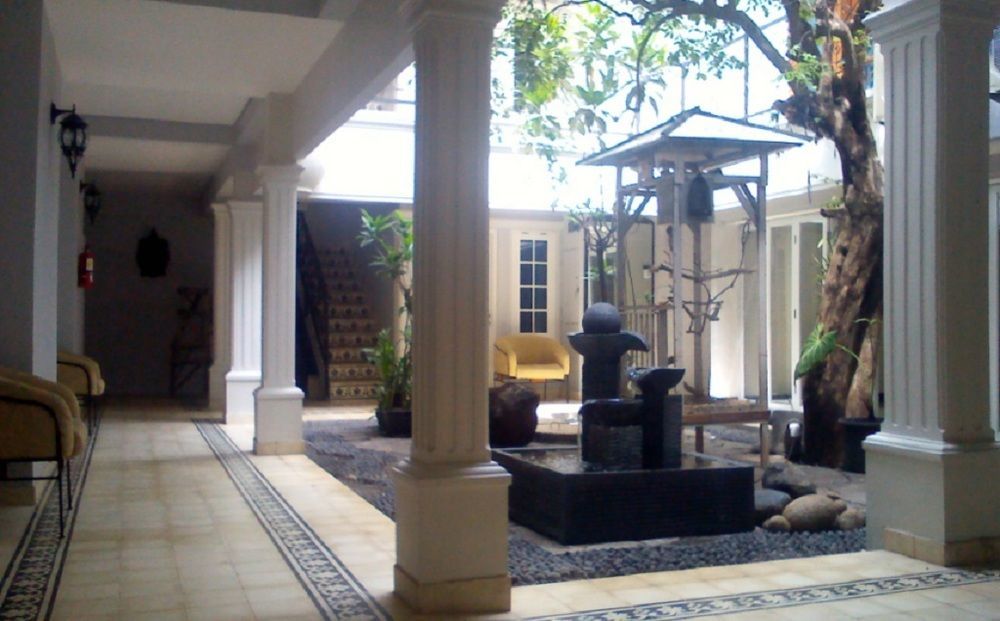 La Nostalgie Boutique Guest House Bandung Esterno foto