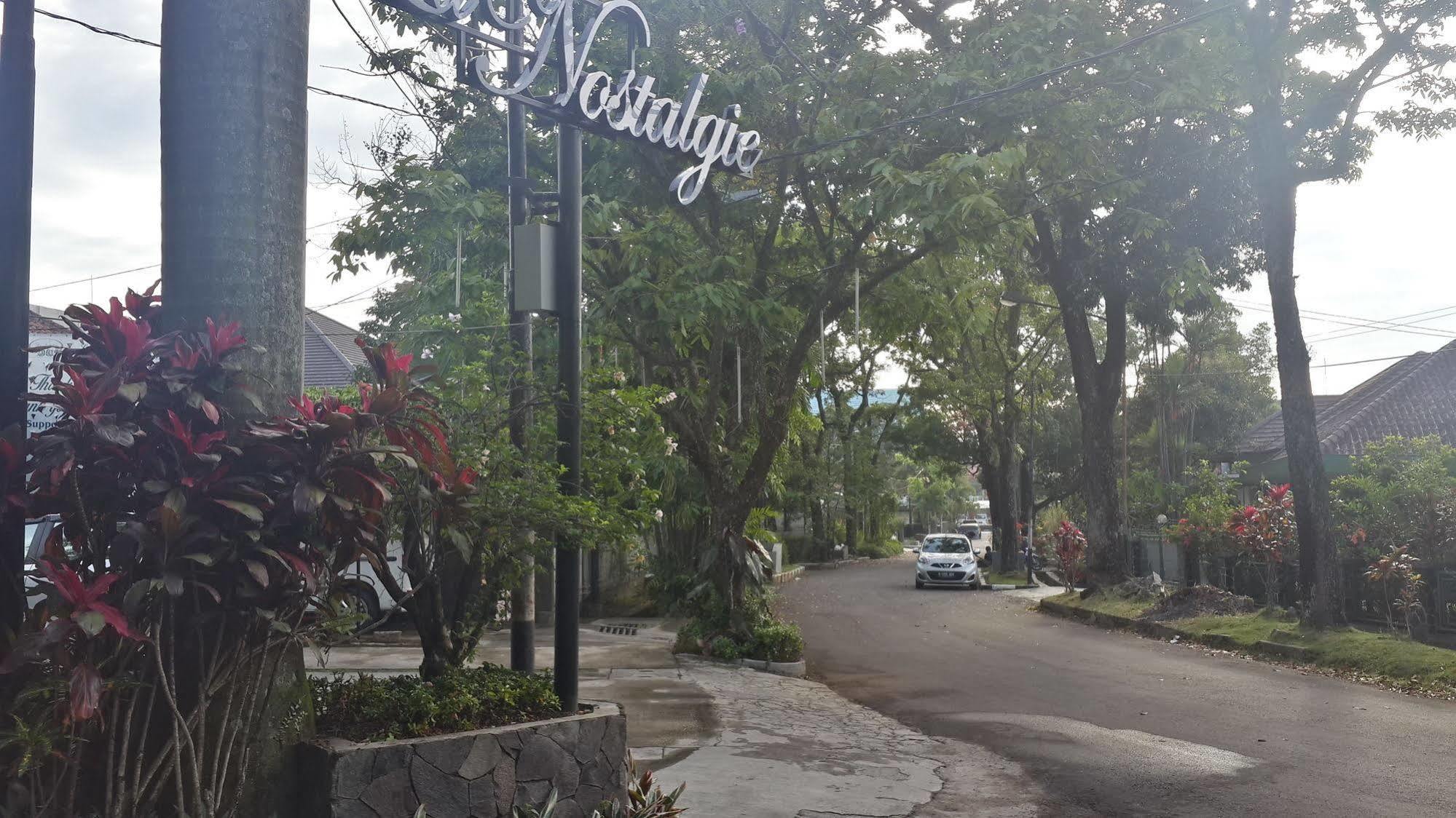 La Nostalgie Boutique Guest House Bandung Esterno foto