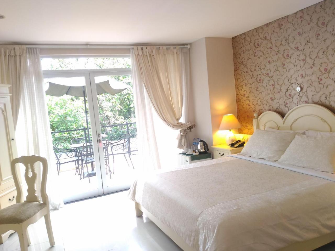 La Nostalgie Boutique Guest House Bandung Esterno foto