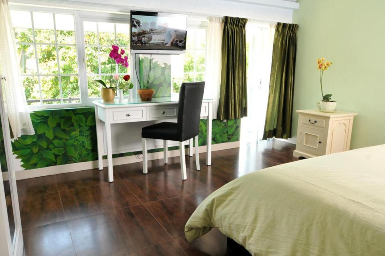 La Nostalgie Boutique Guest House Bandung Esterno foto