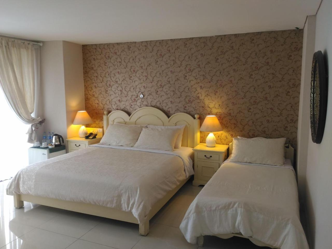 La Nostalgie Boutique Guest House Bandung Esterno foto