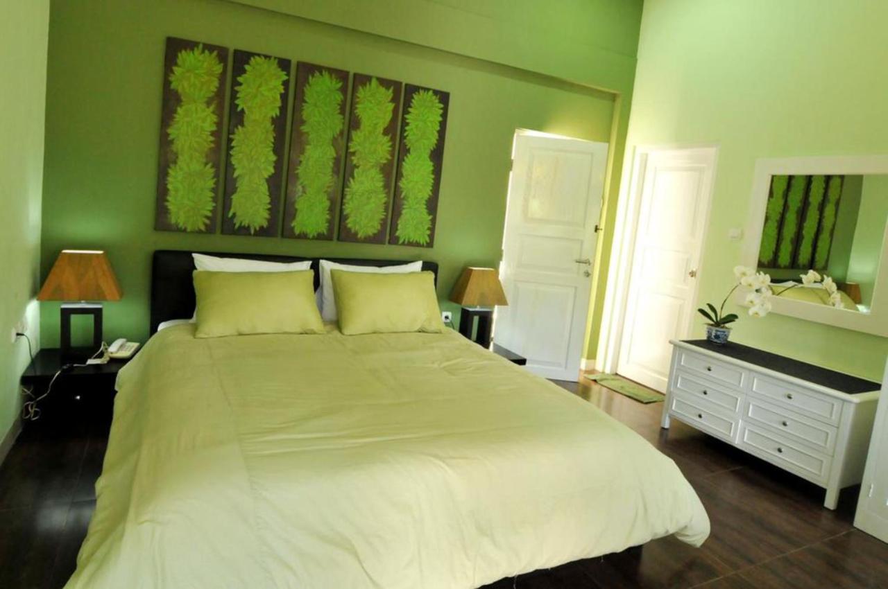 La Nostalgie Boutique Guest House Bandung Esterno foto