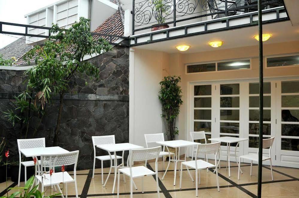 La Nostalgie Boutique Guest House Bandung Esterno foto